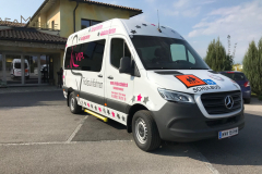 ursula-schueler-rollstuhlfahrtendienst-bus-vip-sprinter-pink-side