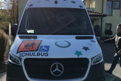 ursula-schueler-rollstuhlfahrtendienst-bus-vip-sprinter-tuerkis-front-direct-rotated